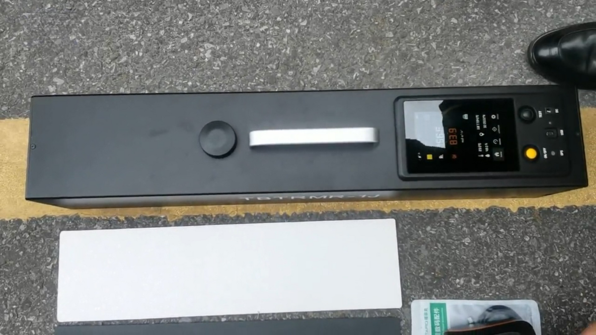 Portable retroreflectometer for road markings