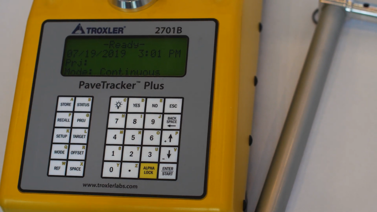 Pavetracker 2701-B Plus handle and ergonomic design