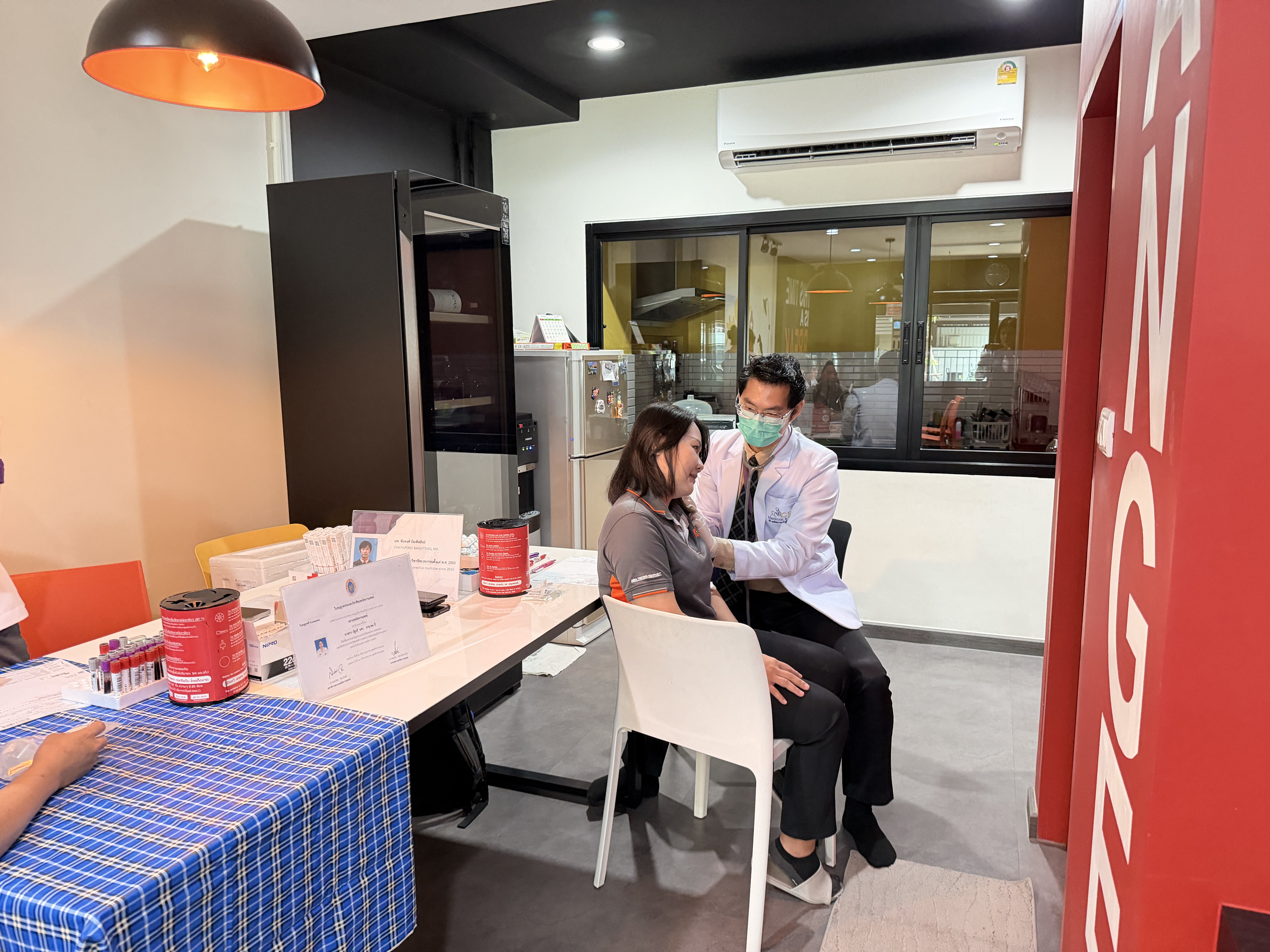 แพทย์ตรวจร่างกาย / วัดสัญญาณชีพ